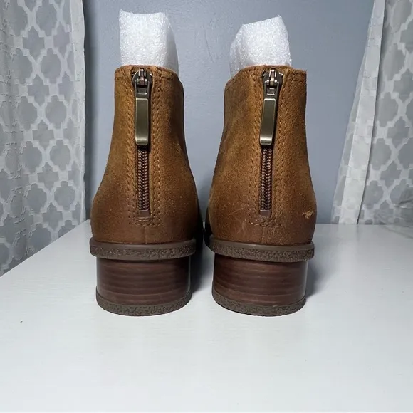 Dansko Tan Chukka Boots Suede Sleek Design