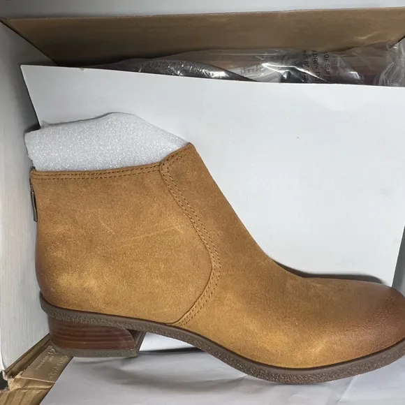 Dansko Tan Chukka Boots Suede Sleek Design