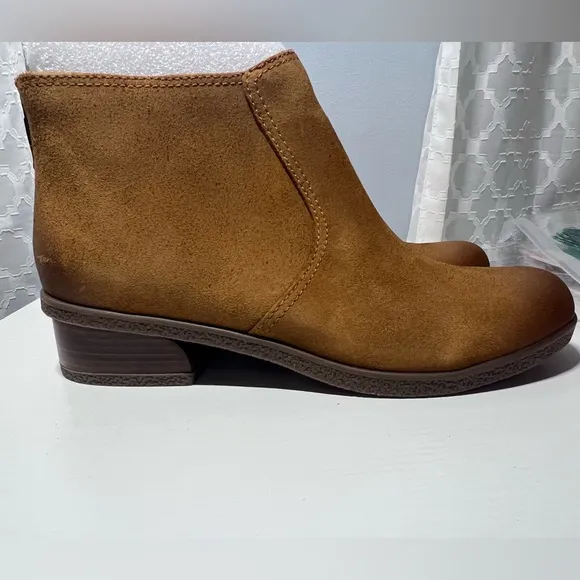 Dansko Tan Chukka Boots Suede Sleek Design