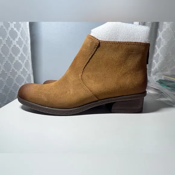 Dansko Tan Chukka Boots Suede Sleek Design