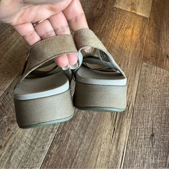 Dansko Tan Studded comfort walking sandals size 40/ 9