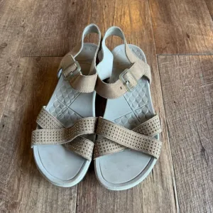 Dansko Tan Studded comfort walking sandals size 40/ 9