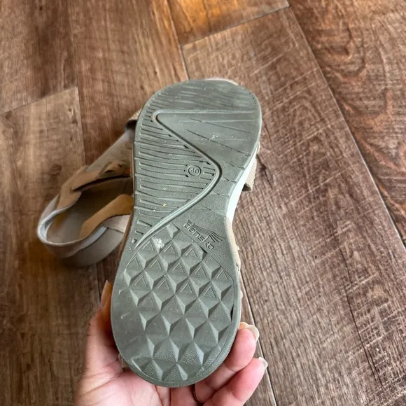 Dansko Tan Studded comfort walking sandals size 40/ 9