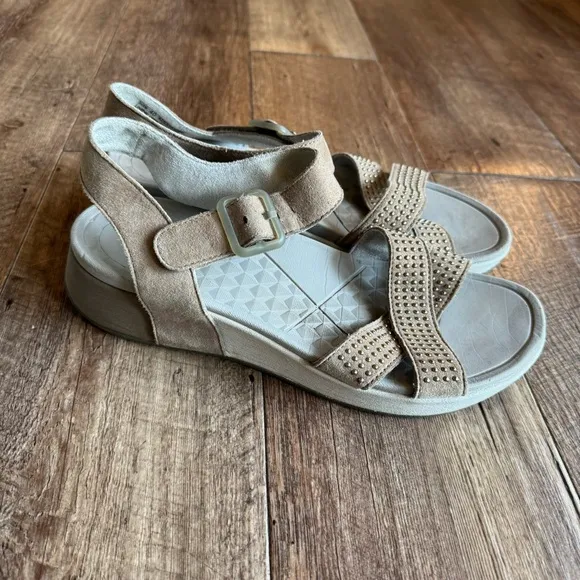 Dansko Tan Studded comfort walking sandals size 40/ 9