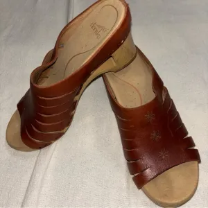 Dansko Tilly Brown Leather Open‎ Toe Clogs Sandals Sz38 US 7.5 Wooden Heel