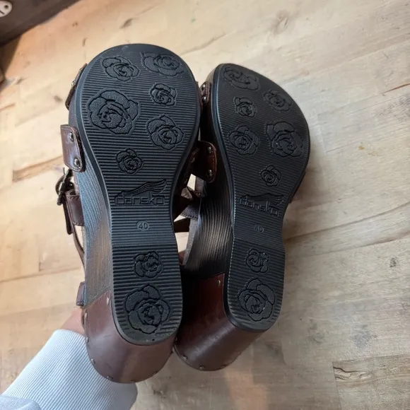 Dansko Women's Brown leather wooden Wedge Sandals size 40/ 9
