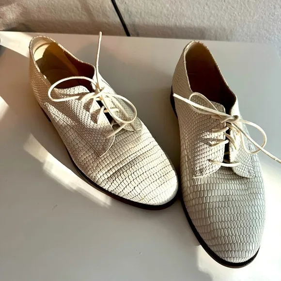 Diane von Furstenberg white lizard print lace up Ziggy Oxford style loafers 9.5