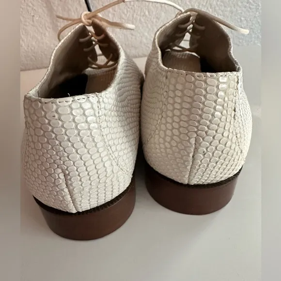 Diane von Furstenberg white lizard print lace up Ziggy Oxford style loafers 9.5