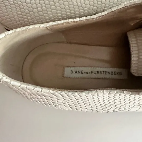 Diane von Furstenberg white lizard print lace up Ziggy Oxford style loafers 9.5