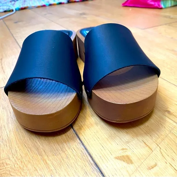 Dirty Laundry Black and tan Sandals, summer shoes