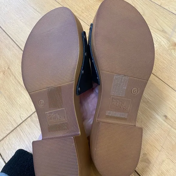 Dirty Laundry Black and tan Sandals, summer shoes