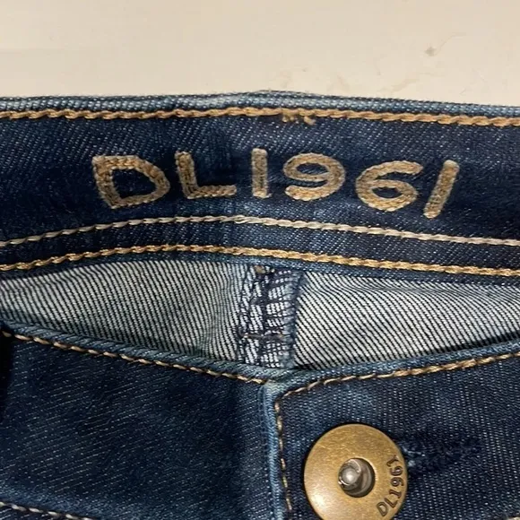 DL 1961 dark denim wash jeans. Size 25 “COCO Curvy straight”