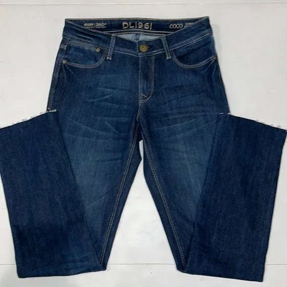 DL 1961 dark denim wash jeans. Size 25 “COCO Curvy straight”