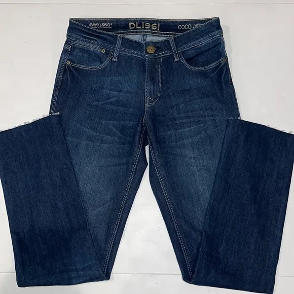 DL 1961 dark denim wash jeans. Size 25 “COCO Curvy straight”