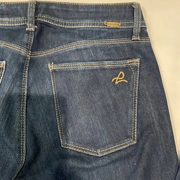 DL 1961 dark denim wash jeans. Size 25 “COCO Curvy straight”