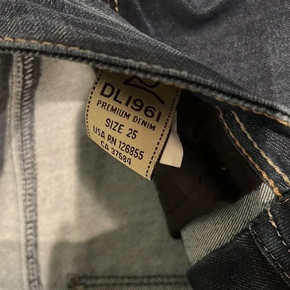 DL 1961 dark denim wash jeans. Size 25 “COCO Curvy straight”
