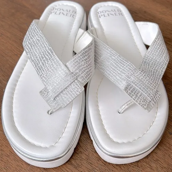 Donald J. Pilner Womens Sandal Flip-Flop Upper Leather Size 8 White Silver