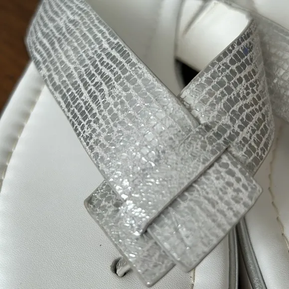 Donald J. Pilner Womens Sandal Flip-Flop Upper Leather Size 8 White Silver