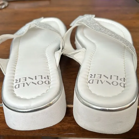 Donald J. Pilner Womens Sandal Flip-Flop Upper Leather Size 8 White Silver