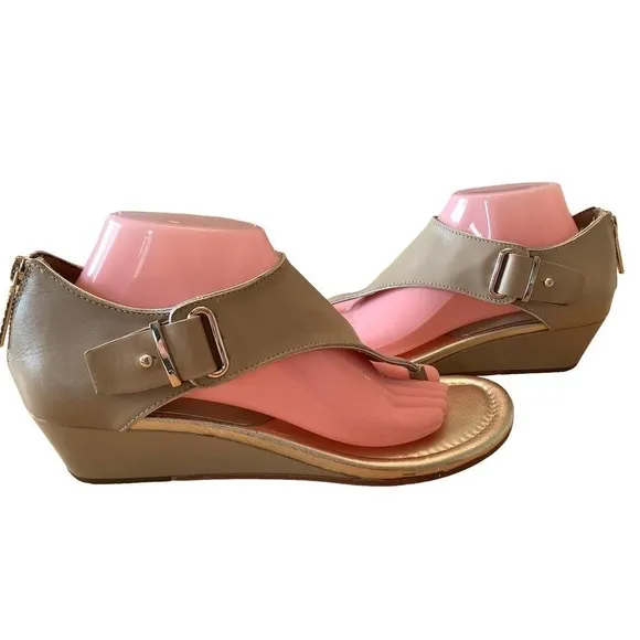 DONALD J PLINER “DIAN” BEIGE LEATHER ZIP BACK WEDGE SANDALS 10M NWT