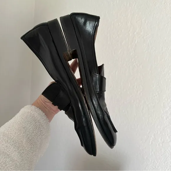 Doucal's Black Smooth Leather Slip On Loafers