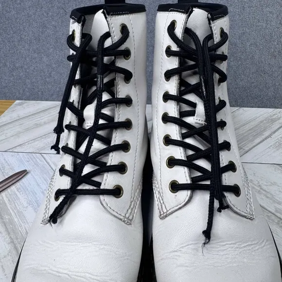 Dr Martens Women's Sz 8 Men's 9 White Zavala Leather Combat Boot Lace Up AW004