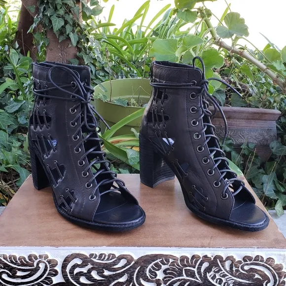 Edgy Cool Steve Madden Black Leather Caged Sandals