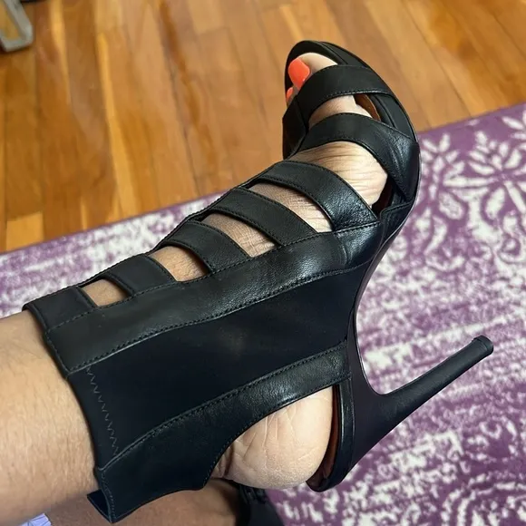 EUC Cage Like Strappy Sandals