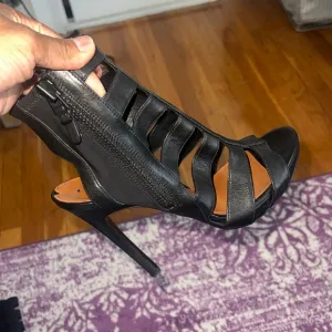 EUC Cage Like Strappy Sandals