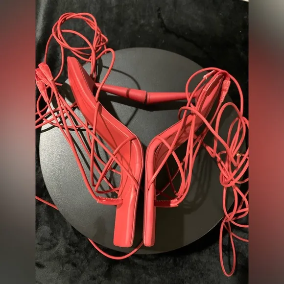EUC❤️‍🔥GIA/RHWRed Strappy Heeled Sandals.