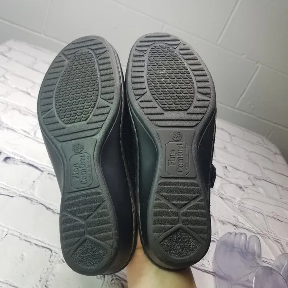 Finn Comfort Cremona black slides sandals