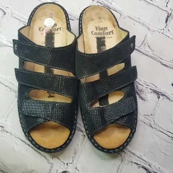 Finn Comfort Cremona black slides sandals