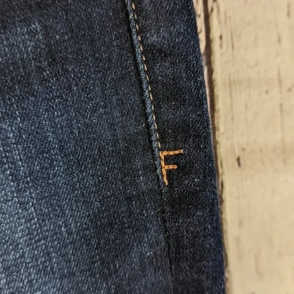 FRAME Le Skinny de Jeanne dark wash slit rivet jeans FELLAH wash