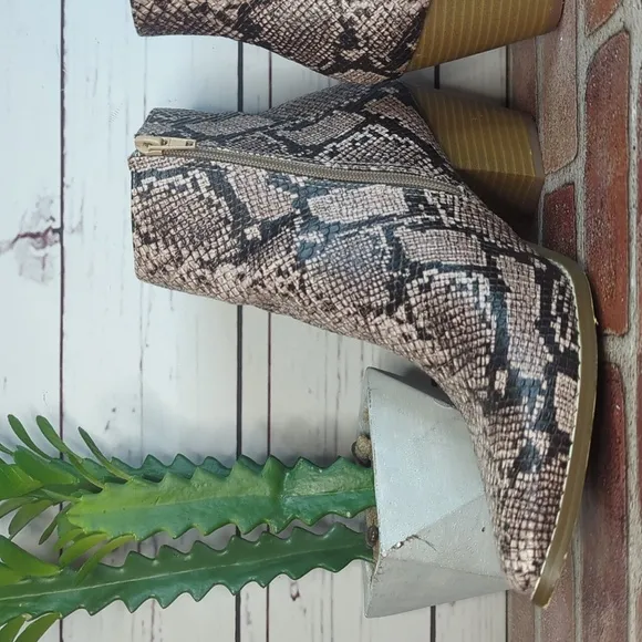 Free People Coconuts by Matisse Snakeskin Going West Ankle Boots Women's 10