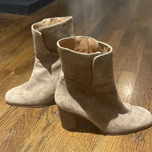 Free People tan suede boots. Size 40. Preloved, great condition.