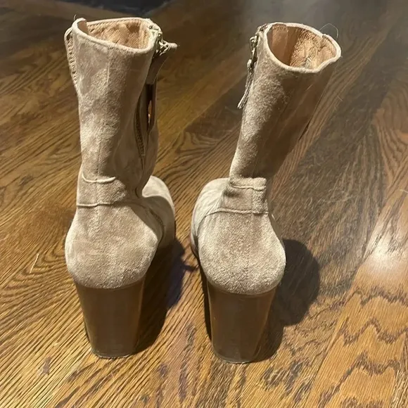 Free People tan suede boots. Size 40. Preloved, great condition.