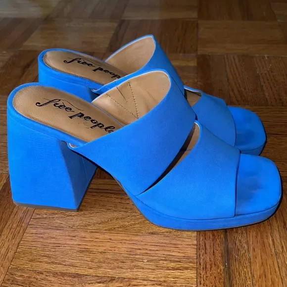 Free people vibrant Blue block heel sandals 39 or 8.5