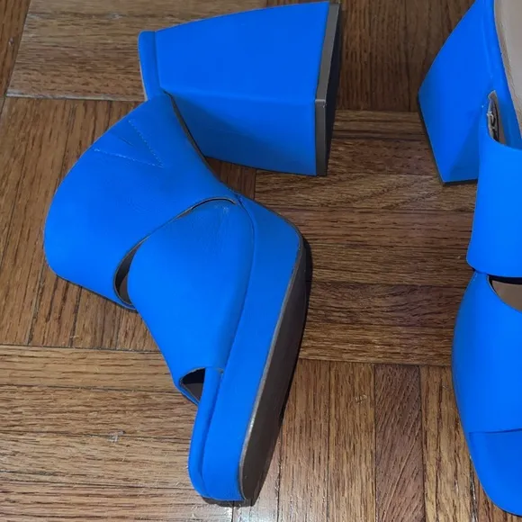 Free people vibrant Blue block heel sandals 39 or 8.5