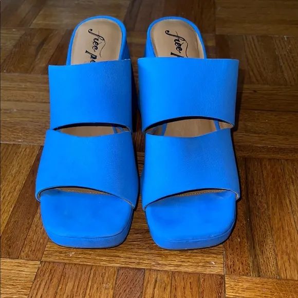 Free people vibrant Blue block heel sandals 39 or 8.5