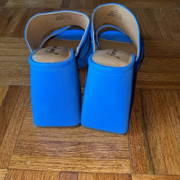 Free people vibrant Blue block heel sandals 39 or 8.5