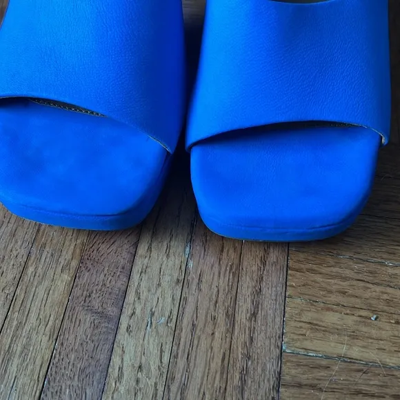 Free people vibrant Blue block heel sandals 39 or 8.5
