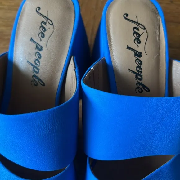 Free people vibrant Blue block heel sandals 39 or 8.5