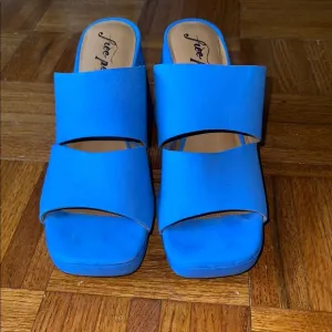 Free people vibrant Blue block heel sandals 39 or 8.5