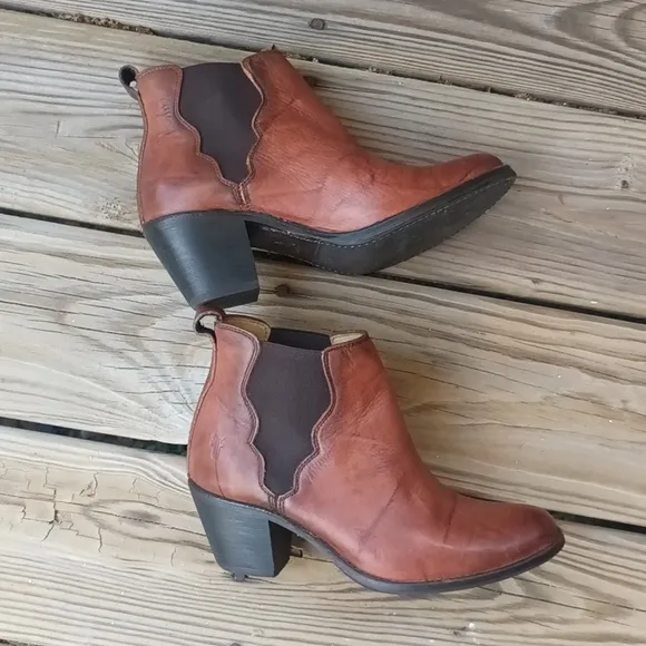 Frye Jackie Gore Stretch Ankle Boots in Cognac/brown size 5.5