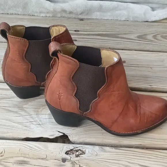 Frye Jackie Gore Stretch Ankle Boots in Cognac/brown size 5.5