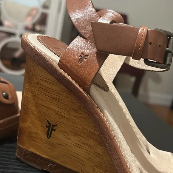🆕🏷️Frye Leather Wedge Sandals