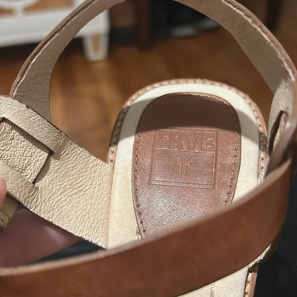 🆕🏷️Frye Leather Wedge Sandals