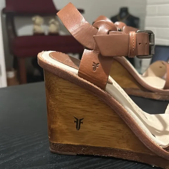 🆕🏷️Frye Leather Wedge Sandals