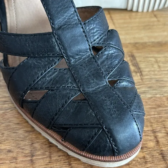 Frye Maye Vintage Ankle Buckle Black Leather Wedge Sandals with T-Strap