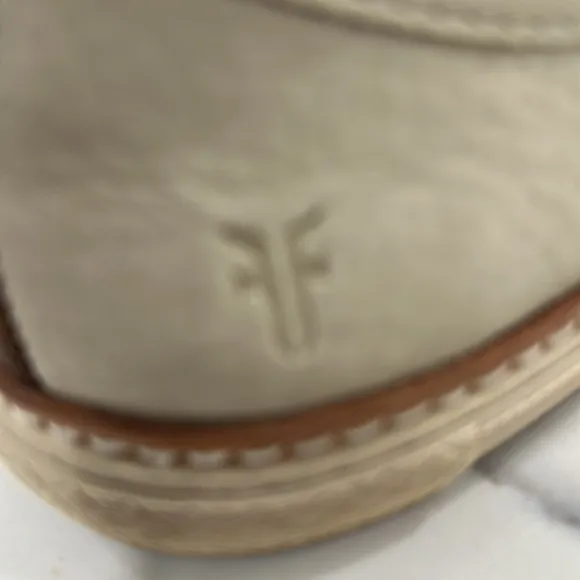 Frye Slip On Loafers Size 8.5 Cream Leather Venetian.